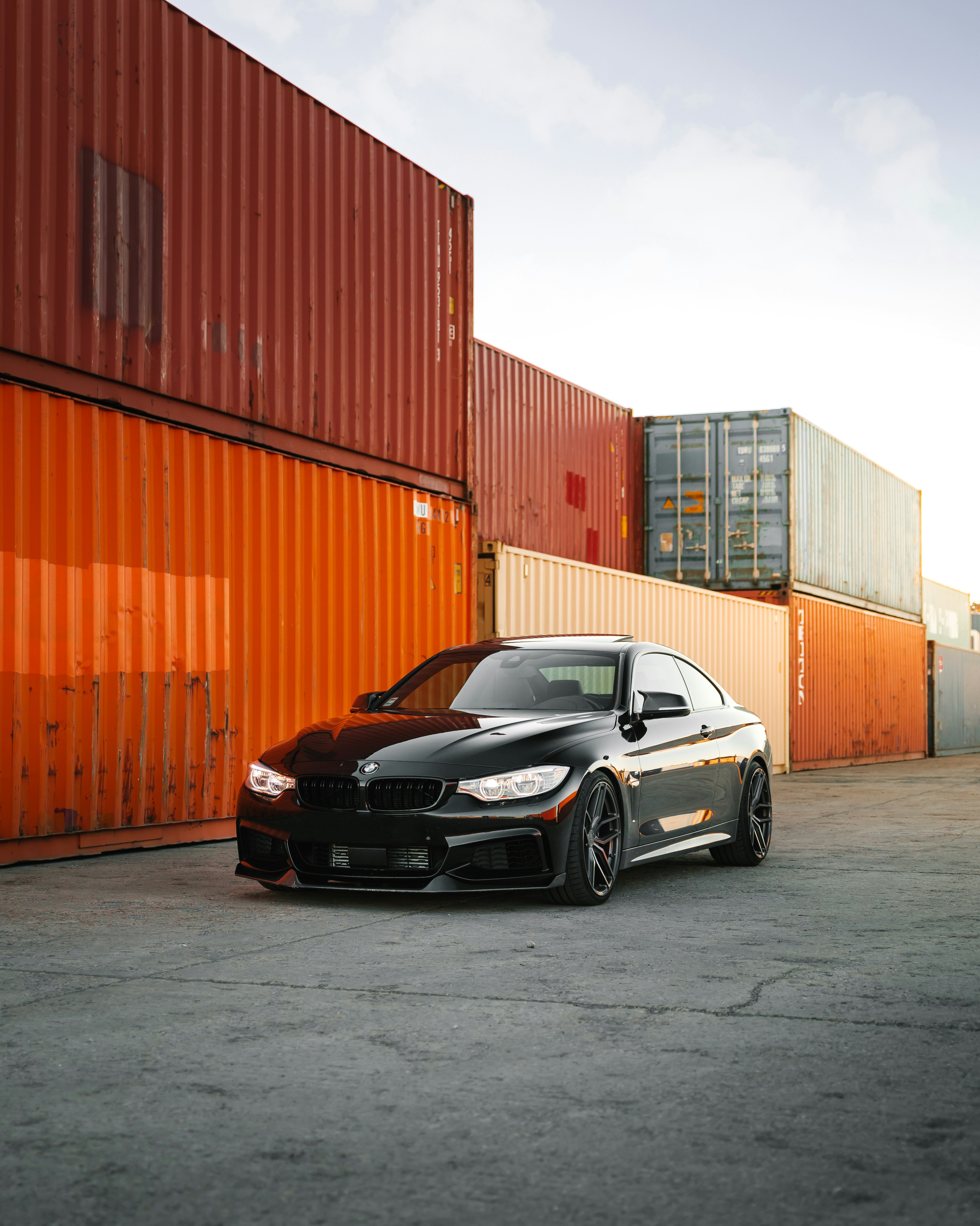 BMW 4 Series на майданчику з контейнерами